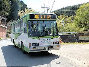 写真：大菩薩峠登山口バス停から塩山駅に向かうバス