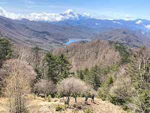 写真:唐松尾根から富士山と大菩薩湖を望む